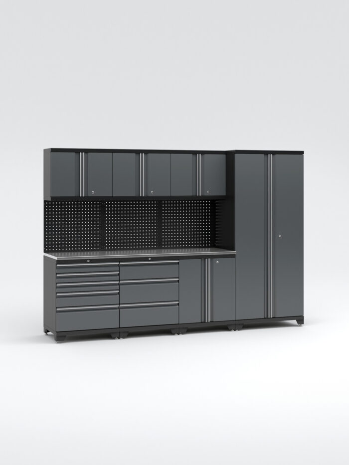 Garageinredning med 7 delar - set 1, grå, PRO har ett grått modulärt förvaringssystem med över- och underskåp, en lådenhet och ett högskåp till höger. Den innehåller en perforerad metallbaksida för upphängning av verktyg, allt mot en vit bakgrund.