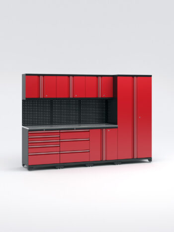 Garageinredning med 7 delar - set 1, röd, PRO är ett elegant rött och svart förvaringssystem med höga skåp, lådor och en pegboard-bakgrund. Dess moderna design sticker ut mot den enkla ljusgrå bakgrunden.