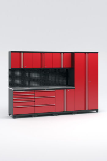 Garageinredning med 7 delar - set 1, röd, PRO är ett elegant rött och svart förvaringssystem med höga skåp, lådor och en pegboard-bakgrund. Dess moderna design sticker ut mot den enkla ljusgrå bakgrunden.