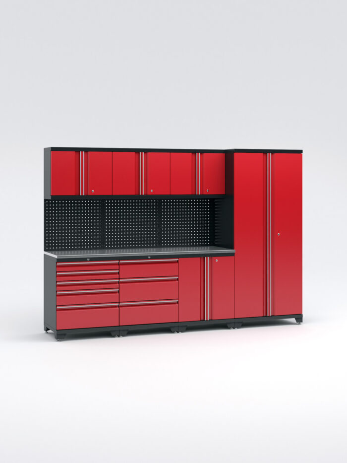 Garageinredning med 7 delar - set 1, röd, PRO är ett elegant rött och svart förvaringssystem med höga skåp, lådor och en pegboard-bakgrund. Dess moderna design sticker ut mot den enkla ljusgrå bakgrunden.