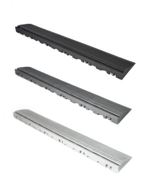 Tre vertikalt visade, långa rektangulära SWISSTRAX Pegged Edge-kantbitar för RIBTRAX och SMOOTHTRAX med räfflade ytor. Plattorna är ordnade efter fallande färgintensitet: svart överst, mörkgrå i mitten och silver längst ner.