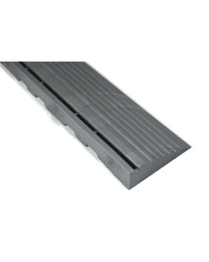 Närbild av en grå plasttröskelramp med räfflad yta. Rampen avsmalnar till en tunn kant för enkel övergång från en yta till en annan.