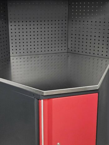 Rostfri bänkskiva i hörnmodell monterad på hörnskåp tillsammans med verktygstavla