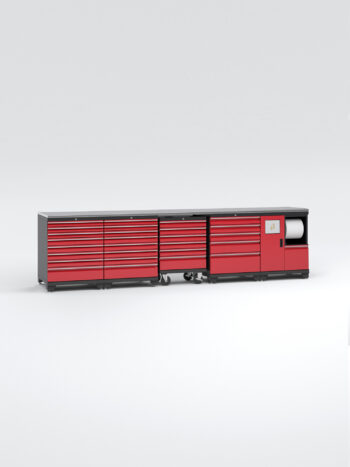 Garageinredning med 5 delar – set 3, röd, PRO är en lång röd och svart verktygslåda med flera lådor och fack, inklusive ett litet skåp med en synlig rulle hushållspapper, ställd mot en vanlig vit bakgrund.