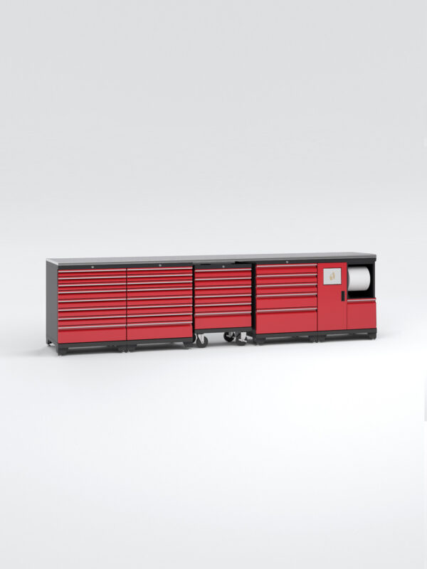 Garageinredning med 5 delar – set 3, röd, PRO är en lång röd och svart verktygslåda med flera lådor och fack, inklusive ett litet skåp med en synlig rulle hushållspapper, ställd mot en vanlig vit bakgrund.