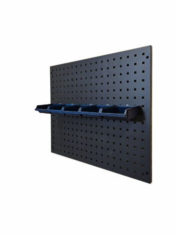 5st blå plastbackar monterad på svart verktygstavla