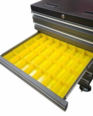 Verktygsvagn med sortimentlådor i utdragen låda i mellan storlek