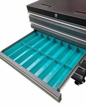 Verktygsvagn med sortimentlådor i utdragen låda i stor storlek