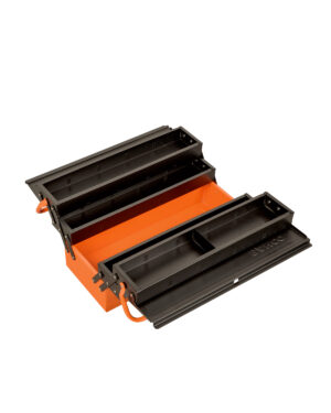En svart och orange Verktygslåda 5-fack stålplåt Bahco 1497MBF550, tillverkad av plast, visar upp en öppen topp med två avtagbara brickor, var och en utrustad med fack för att organisera verktyg och småsaker. Verktygslådan innehåller ett handtag för enkel transport och säkra spärrar för stängning.