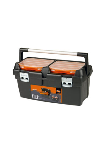 En rektangulär verktygslåda i svart och orange med två fack med tydliga lock på toppen, utrustad med ett stort metallhandtag för enkel att bära och en frontetikett. Dess mått är 57x27x29cm, identifierade med produktnamnet Verktygslåda i plast Bahco 4750PTB60.