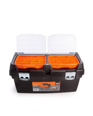 Bahco 4750PTB60 Verktygslåda i plast är en svart verktygslåda i plast som mäter 57x27x29cm. Den har dubbla toppfack med genomskinliga lock och orange avdelare. Verktygslådan är utrustad med två metallspärrar och en produktetikett på framsidan, med de övre facken öppna för att visa förvaringssektionerna inuti.