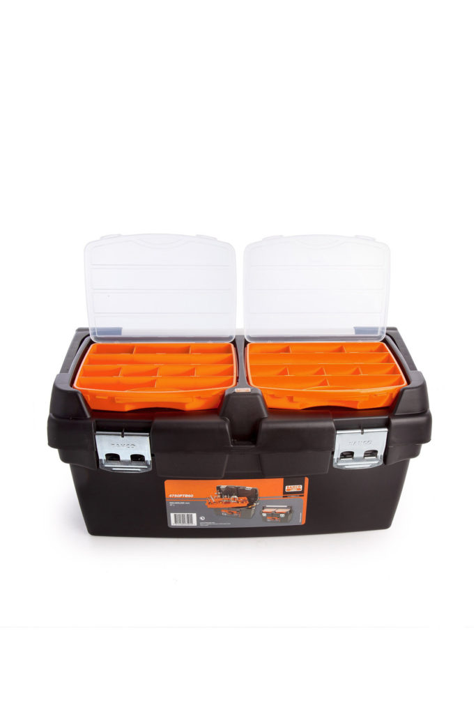 Bahco 4750PTB60 Verktygslåda i plast är en svart verktygslåda i plast som mäter 57x27x29cm. Den har dubbla toppfack med genomskinliga lock och orange avdelare. Verktygslådan är utrustad med två metallspärrar och en produktetikett på framsidan, med de övre facken öppna för att visa förvaringssektionerna inuti.