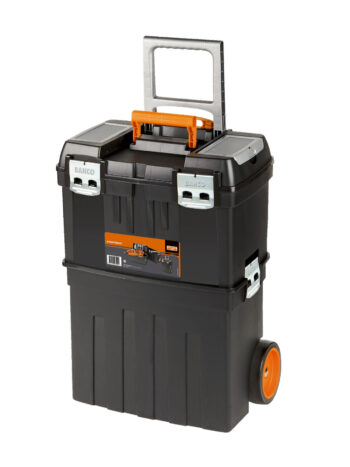 Verktygslåda på hjul Bahco 4750PTBW47 44x24x63cm är en svart hjulförsedd verktygslåda med ett infällbart silverhandtag och orange accenter. Den har två spärrar på det övre facket, medan den nedre delen är utrustad med hjul för enkel rörlighet. Verktygslådan har en robust och kompakt design.