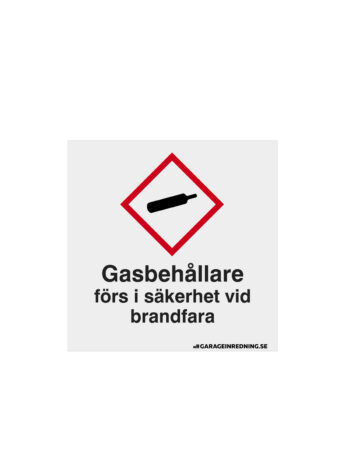 Gasflaskor skylt 20x20cm med en röd diamantform med en svart gascylinderikon, åtföljd av svensk text "Gasbehållare förs i säkerhet vid brandfara", översatt till "Gasbehållare som ska säkras i händelse av brand.