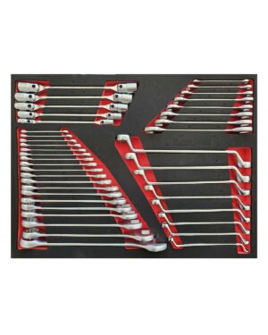 Verktygssats 275 delar består av en noggrant organiserad uppsättning silvernycklar i olika storlekar, snyggt arrangerade i en svart och röd skumverktygsorganisator. Skiftnycklarna är inriktade med huvudena vända åt vänster, fördelade över tre distinkta sektioner av skumlayouten.