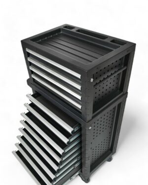 Verktygsvagn 12 lådor + 273 delar verktyg är en svart metall rullande verktygsvagn med flera lådor, varav några är öppna. Den innehåller också en perforerad sidopanel och en plan yta på toppen med förvaringsfack. Vagnen står mot en vanlig vit bakgrund.