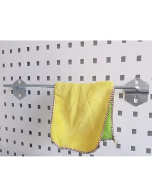 Långhållare 385mm, en metallisk handduksstång, är fäst på en perforerad vägg, med en gul duk med en grön kant som hänger från den.