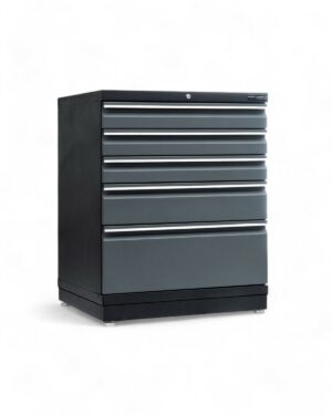Ett PRO SERIES verktygsskåp av svart och grå metall, med fem horisontella lådor med snygga handtag. Står mot en vit bakgrund och har ett lås upptill i mitten.
