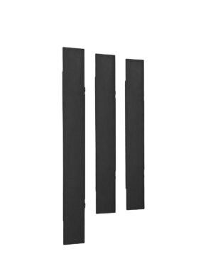 Tre stående Sockel svart PRO SERIES paneler, var och en med en elegant och slät yta, är jämnt fördelade mot en vanlig vit bakgrund.