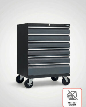 En grå Verktygsvagn med 6 lådor PRO verktygslåda med tippskydd visas på fyra hjul. En ikon längst ned till höger markerar säkerhetssystemet. Bakgrunden är ljusgrå.