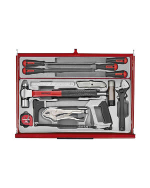 Verktygsvagn 7 lådor + 628 delar verktyg TengTools TKW26R628T erbjuder en röd verktygslåda snyggt organiserad med skruvmejslar, skiftnycklar, hammare, tång, måttband och ficklampa fästa i avsedda slitsar.