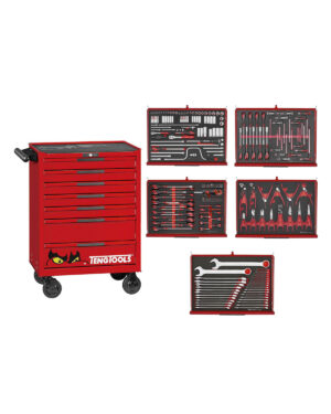 Verktygsvagn 7 lådor + 278 delar verktyg TengTools TKW26R278F är en röd verktygslåda med hjul, med Teng Tools logotyp, flera lådor och fem organiserade brickor som visar handverktyg som skiftnycklar, skruvmejslar och uttag.