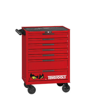 Verktygsvagn 7 lådor TengTools TSW26R7 är en röd rullande verktygslåda med sju lådor, en svart topp, svarta handtag och hjul. Teng Tools logotyp och stiliserade ögongrafik är synliga längst ner.