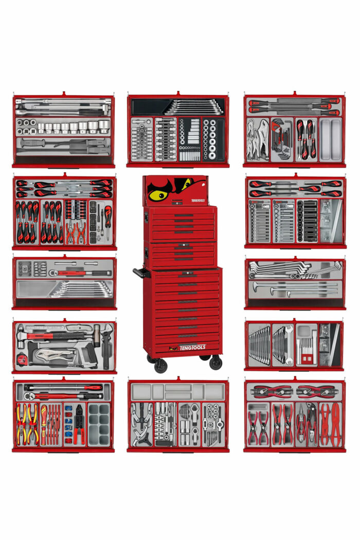 En stor röd Verktygsvagn 16 lådor + 1033 delar verktyg TengTools TKS26R1033T på hjul, omgiven av tolv paneler av organiserade verktygssatser, med skiftnycklar, skruvmejslar, hylsor och tång i prydligt arrangerade röda brickor.