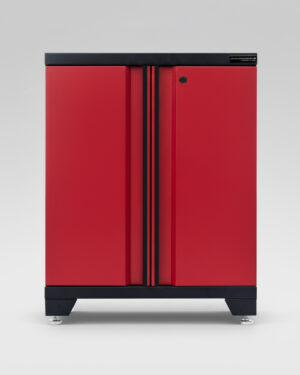 Förvaringsskåp med dörrar Black edition - Röd, PRO är ett rött rektangulärt förvaringsskåp med svarta handtag, svart topp och botten samt fyra korta metallben, som visas mot en enfärgad ljusgrå bakgrund.