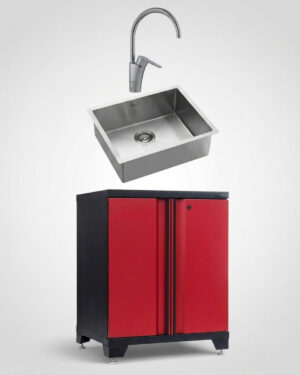 Förvaringsskåp + diskho / blandare Black edition - Röd, PRO har ett modernt handfat i rostfritt stål med svängd svart kran på ett rött och svart metallskåp med två dörrar, allt mot en vit bakgrund.