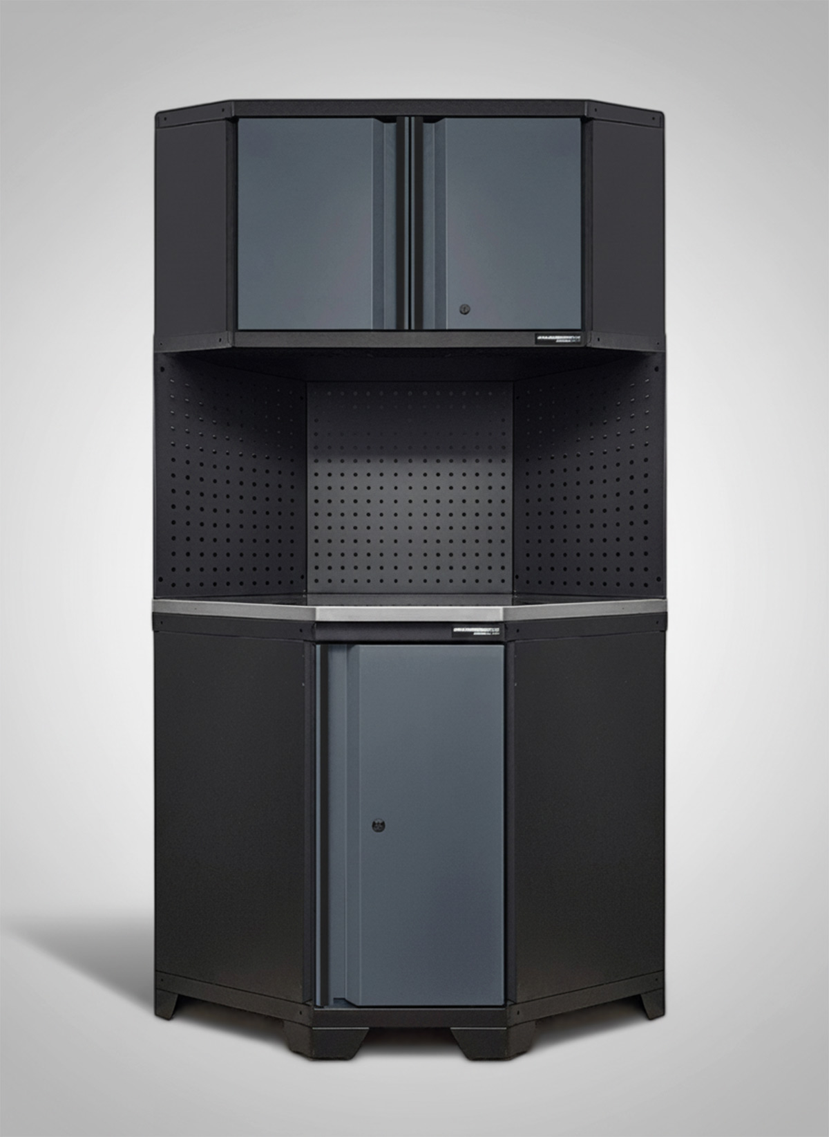 Hörnskåp komplett Black edition - Grå, PRO är ett högt svartgrått hörnskåp med övre och undre dörrar, ett centralt öppet hyllplan och pegboard för organisering av verktyg eller förnödenheter. Skåpet visas mot en enfärgad ljus bakgrund.