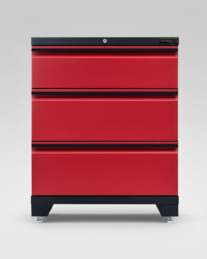 Verktygsskåp med 3 lådor Black edition - Röd, PRO är ett verktygsskåp i röd metall med tre lådor, svarta detaljer, topplås och små metallben, mot en enfärgad ljusgrå bakgrund.
