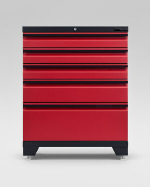 A Verktygsskåp med 5 lådor Black edition - Röd, PRO står på metallfötter med svart toppskiva och har fem röda lådor mot en enfärgad ljusgrå bakgrund.