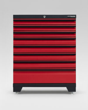 Verktygsskåp med 8 lådor Black edition - Röd, PRO är ett verktygsskåp i röd metall med åtta horisontella lådor, en svart topp och fyra små silverfötter, som visas mot en ljusgrå bakgrund.