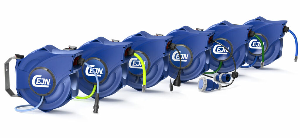 Sex blå upprullningsbara slangvindor med olika slangtyper och kopplingar visas i en rad. På varje rulle finns CEJN:s logotyp. Olika munstycken och kopplingar syns i ändarna på slangarna.