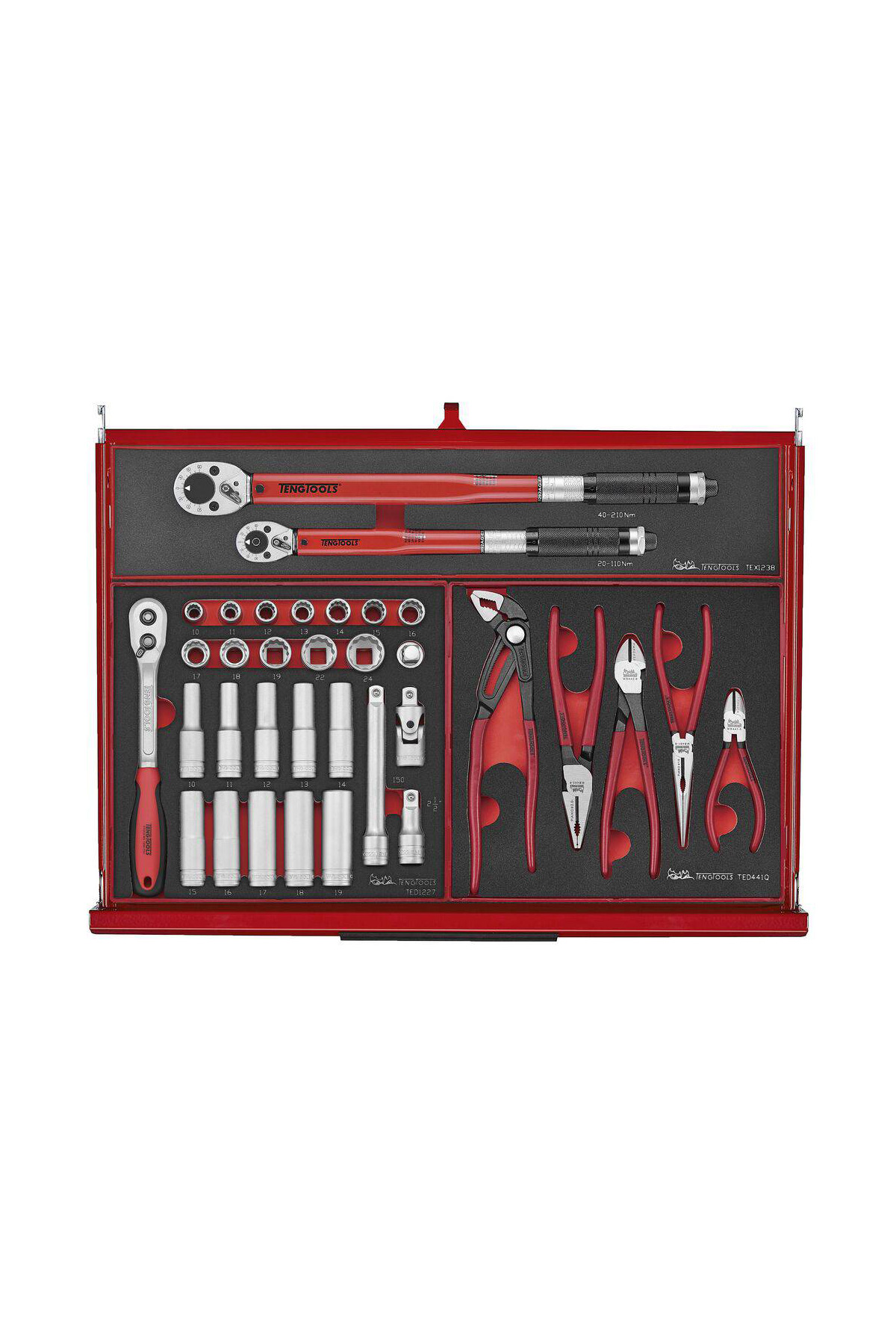 Verktygsvagn 11 lådor + 418 delar verktyg TengTools TKS26R418F är en röd verktygsvagn med spärrnycklar, hylsor, skiftnycklar och olika tänger som är noggrant ordnade i svarta skumgummiinsatser.