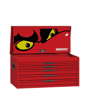 En röd TengTools verktygslåda, modell TSM26R3, med öppet lock avslöjar slående gula och svarta ögon inuti. Denna mellanlåda har tre horisontella lådor och robusta svarta handtag.