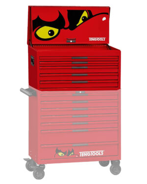 Verktygslåda 5 lådor TengTools Bred modell TST37R5F i röd metall med flera lådor, öppet lock med ett tecknat ansikte med gula och svarta ögon, blekt underdel och hjul.