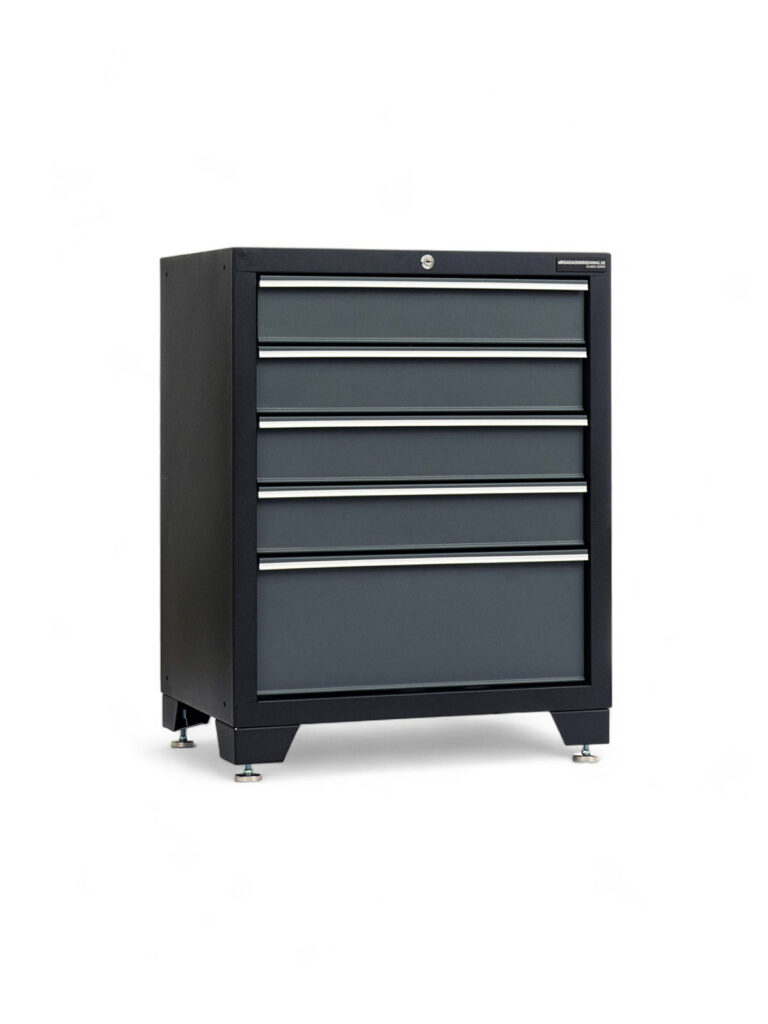 En verktygslåda i svart metall med fem horisontella lådor och korta ben, perfekt för garageinredning, mot en vit bakgrund.