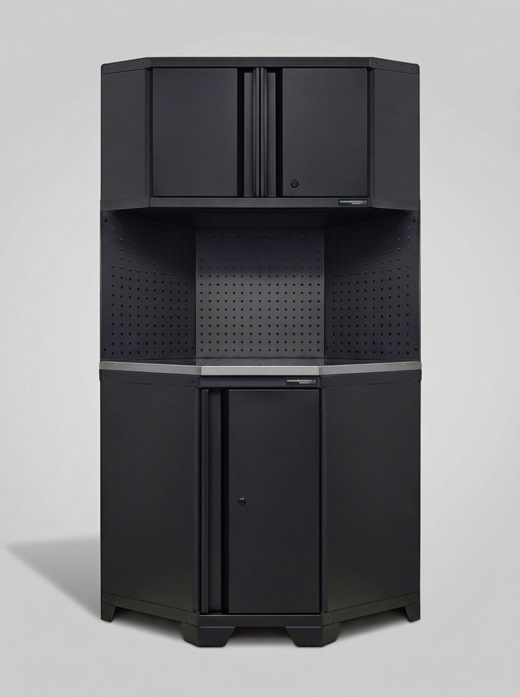 Ett högt, minimalistiskt Hörnskåp komplett - Svart, PRO hörnskåp med över- och underfack och en pegboard-baksida i mitten, mot en enfärgad ljusgrå bakgrund.