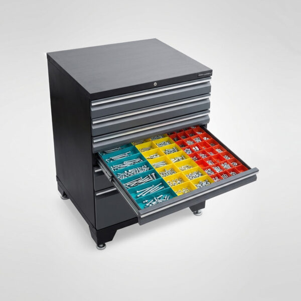 Verktygsskåp i svart metall med flera lådor, varav en låda är öppen för att visa diverse skruvar, bultar och beslag som är organiserade i färgglada gula, blå och röda plastfack.