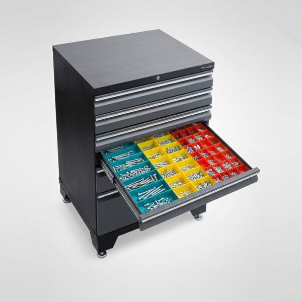 Verktygslåda i svart metall med flera lådor, varav en är öppen för att avslöja organiserade fack som innehåller skruvar, bultar, muttrar och andra hårdvaruprodukter i gula, röda och blå brickor.