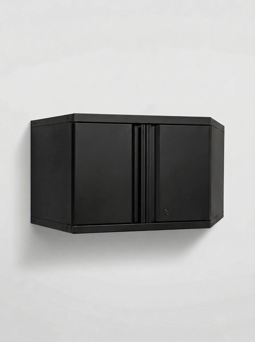Ett elegant, mattsvart väggskåp i metall med dubbla dörrar och en minimalistisk design – ”Väggskåp med 2 dörrar hörn – Svart, PRO” – är stilfullt monterat mot en enfärgad vit vägg.