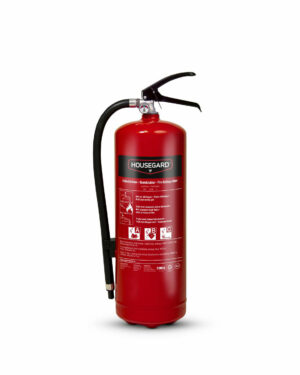 En röd Brandsläckare Housegard pulver 6 kg brandsläckare med en svart slang och munstycke, som står upprätt mot en vit bakgrund. På etiketten finns användningsanvisningar och säkerhetssymboler för olika typer av bränder.