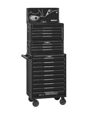 Verktygsvagn 16 lådor 1033 delar verktyg TengTools TKS26B1033T är en svart verktygsvagn på hjul med flera lådor och fack, en karakteristisk stiliserad ögondesign på locket till det översta facket samt en robust konstruktion – vilket ger rymlig förvaring och snygg ordning på vilken arbetsplats som helst.