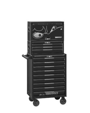Verktygsvagn 16 lådor 1033 verktygsdelar TengTools TKS26B1033T är en svart verktygsvagn från Teng Tools, utrustad med flera lådor, robusta hjul och ett praktiskt sidohandtag. Denna mångsidiga verktygsvagn har 16 lådor och ett rymligt övre fack dekorerat med lekfulla seriefigurögon, vilket ger verktygsvagnen ett uttrycksfullt och roligt utseende.